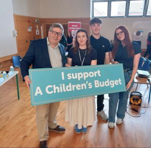 a group of people holding a sign that reads, "I support a children's budget"