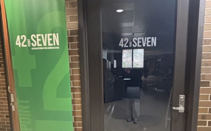 The front entrance door to 42POINTSeven Student-Agency